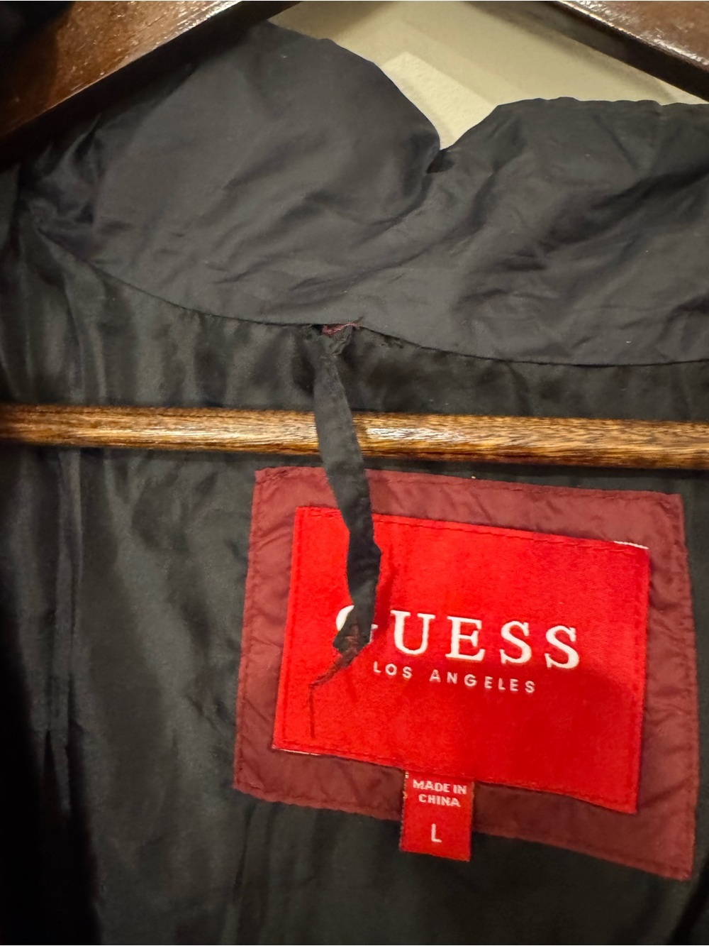 GUESS Men’s Black & Burgundy Hooded Puffer Jacket Size Large - Picture 5 of 9